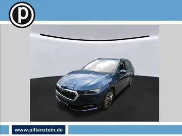 Das Bild zeigt einen blauen ŠKODA OCTAVIA von der Seite. Im Hintergrund ist ein Handwerkersymbol und die Webseite des Händlers zu sehen.