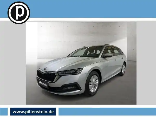 Das Bild zeigt einen ŠKODA OCTAVIA von der Seite in silberner Farbe. Im Bild ist das Händlerlogo zu sehen sowie markante Texteinblendungen.