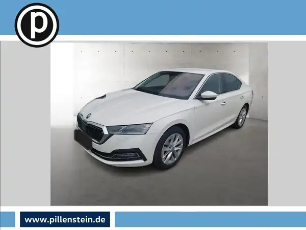 Das Bild zeigt einen weißen ŠKODA OCTAVIA von der Seite. Es enthält das Händlerlogo in der oberen linken Ecke und einige markante Texteinblendungen im unteren Bereich.