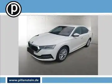Das Bild zeigt einen weißen ŠKODA OCTAVIA von der Seite. Es enthält das Händlerlogo in der oberen linken Ecke und einige markante Texteinblendungen im unteren Bereich.