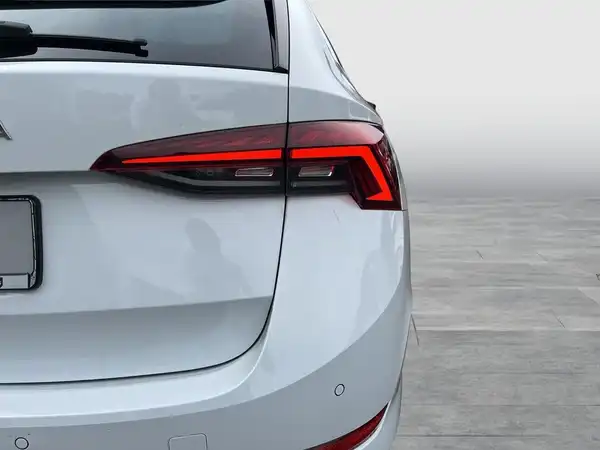 Das Bild zeigt die Rückansicht eines weißen ŠKODA OCTAVIA.