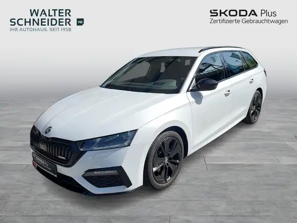 Das Bild zeigt einen weißen ŠKODA OCTAVIA RS von der Seite. Im Hintergrund ist das Händlerlogo 'WALTER SCHNEIDER' zu sehen, zusammen mit einem Slogan.