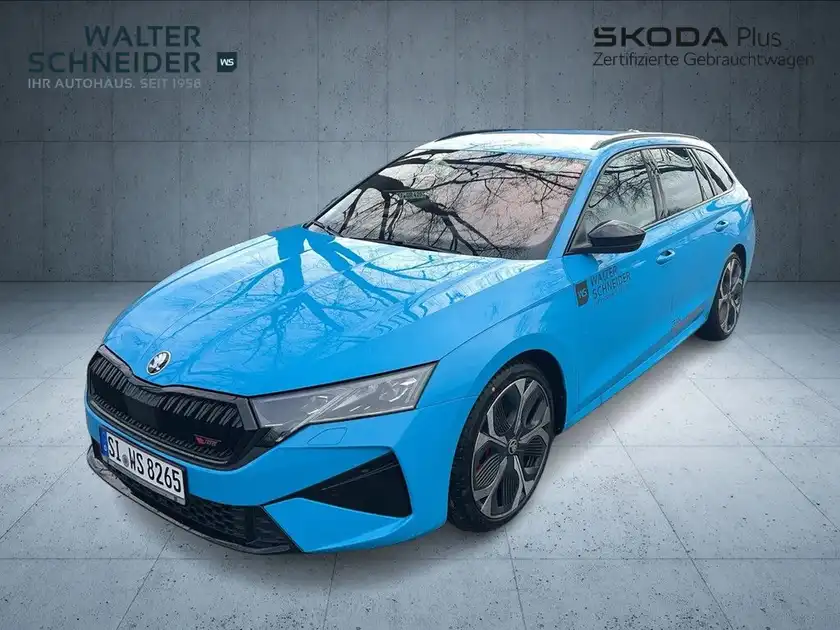 Eine Seitenansicht eines blauen ŠKODA OCTAVIA RS, aufgenommen in einer neutralen Umgebung. Das Foto enthält das Händlerlogo von Walter Schneider und zusätzliche Texteinblendungen.