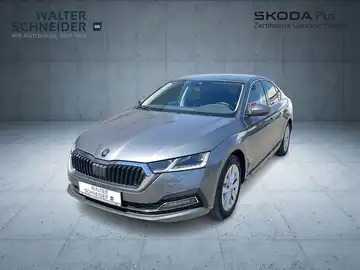 Das Bild zeigt einen ŠKODA OCTAVIA in grauer Farbe von vorne. Es ist ein Fahrzeugbild mit einem Händlerlogo und markanten Texteinblendungen.
