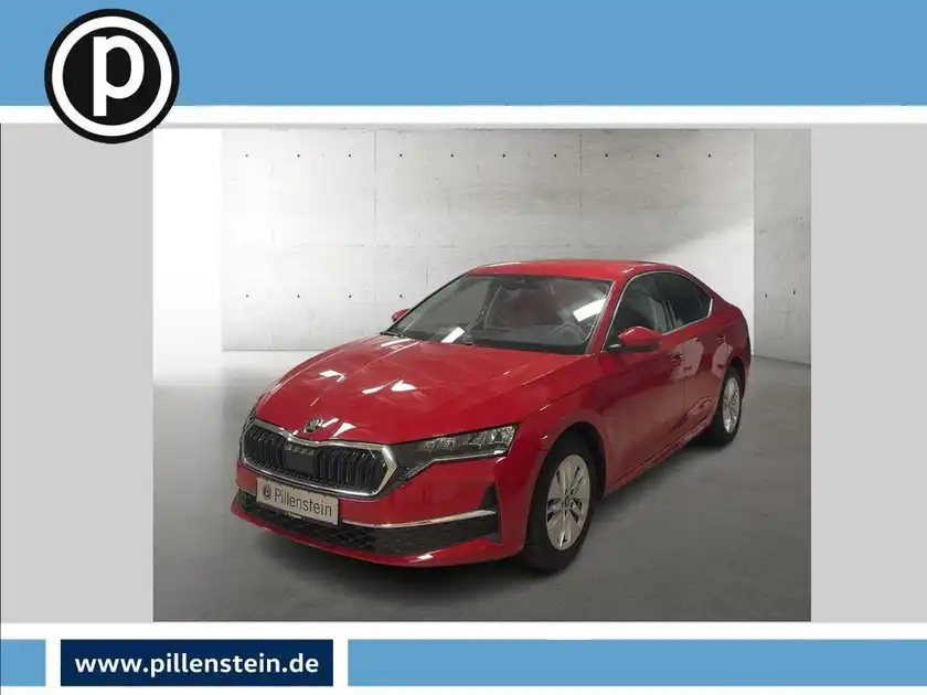 Das Bild zeigt einen roten ŠKODA OCTAVIA aus der Vorderansicht mit einem Händlerlogo. Es gibt markante Texteinblendungen und das Fahrzeug steht in einem hellen Hintergrund.