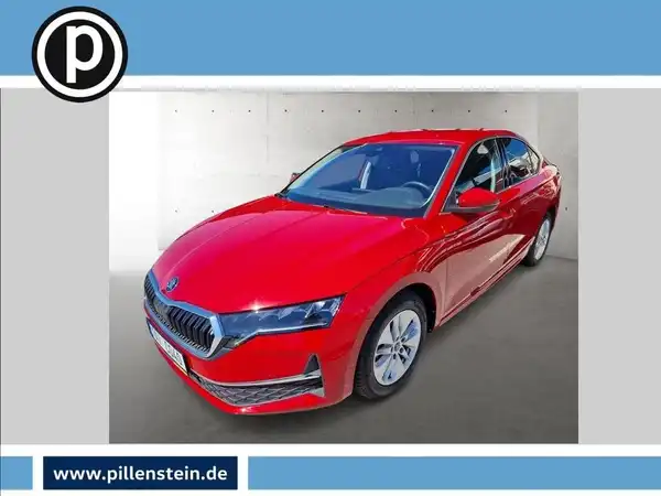 Das Bild zeigt einen roten ŠKODA OCTAVIA aus der Vorderansicht mit einem Händlerlogo. Es gibt markante Texteinblendungen und das Fahrzeug steht in einem hellen Hintergrund.