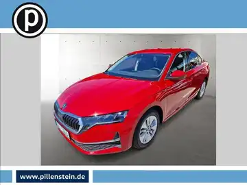 Das Bild zeigt einen roten ŠKODA OCTAVIA aus der Vorderansicht mit einem Händlerlogo. Es gibt markante Texteinblendungen und das Fahrzeug steht in einem hellen Hintergrund.