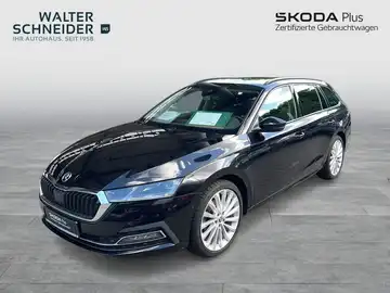 Das Bild zeigt einen schwarzen ŠKODA OCTAVIA von der Seite. Im Hintergrund sind Händlerlogos und Texteinblendungen zu sehen.