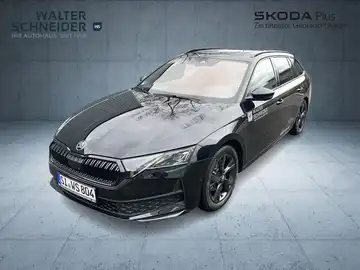 Das Bild zeigt einen schwarzen ŠKODA OCTAVIA von der Seite. Im Hintergrund sind grafische Elemente sichtbar, und das Händlerlogo sowie markante Texteinblendungen sind vorhanden.