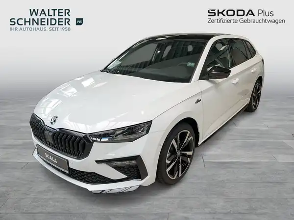 Das Bild zeigt einen weißen ŠKODA SCALA, aufgenommen von vorne. Hinten ist das Händlerlogo 'WALTER SCHNEIDER' sichtbar.