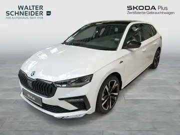 Das Bild zeigt einen weißen ŠKODA SCALA, aufgenommen von vorne. Hinten ist das Händlerlogo 'WALTER SCHNEIDER' sichtbar.