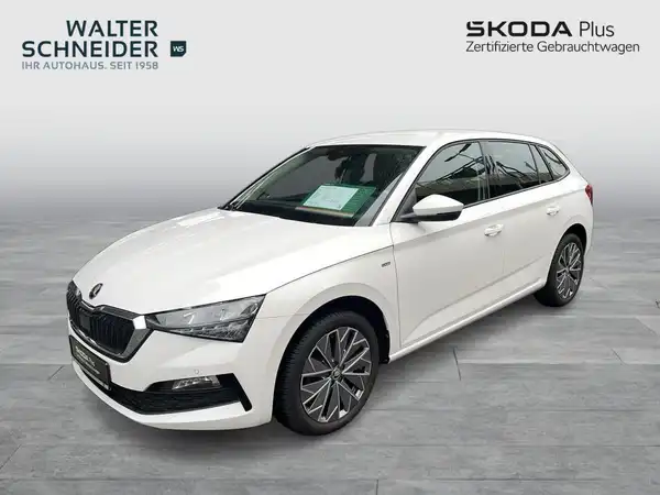 Das Bild zeigt einen weißen ŠKODA SCALA von der Seite. Auf dem Foto ist das Händlerlogo "WALTER SCHNEIDER" sichtbar und es enthält markante Textinformationen über den Fahrzeugstatus.