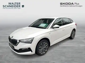 Das Bild zeigt einen weißen ŠKODA SCALA von der Seite. Auf dem Foto ist das Händlerlogo "WALTER SCHNEIDER" sichtbar und es enthält markante Textinformationen über den Fahrzeugstatus.