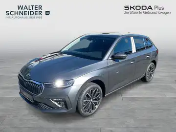 Das Bild zeigt einen grauen ŠKODA SCALA von der Seite. Das Händlerlogo 'WALTER SCHNEIDER' sowie der Text 'SKODA Plus, Zertifizierte Gebrauchtwagen' sind im Bild enthalten.