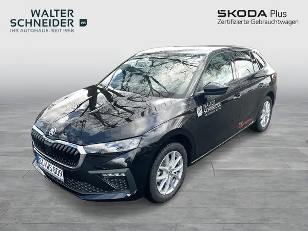 Das Bild zeigt einen schwarzen ŠKODA SCALA von der Seite, mit einem eingeblendeten Händlerlogo und markanten Texteinblendungen.