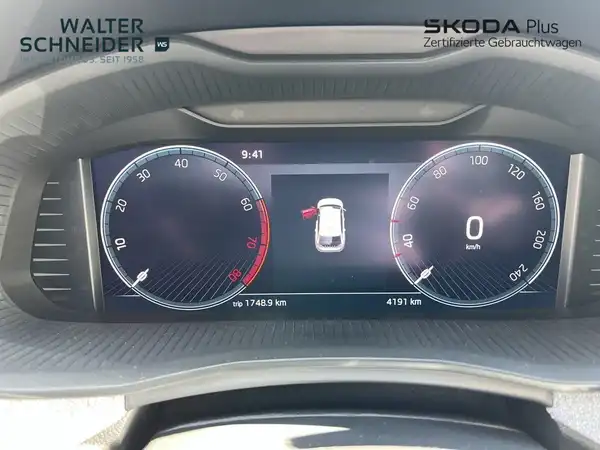 Innenaufnahme des ŠKODA SCALA, mit schwarzem Interieur, Dashboard-Anzeige und Händlerlogo.