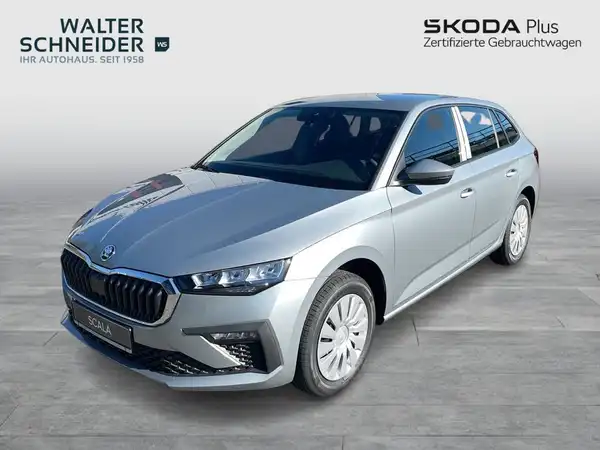 Das Bild zeigt einen silbernen ŠKODA SCALA von vorne. Im Bild ist das Händlerlogo von "Walter Schneider" sichtbar.