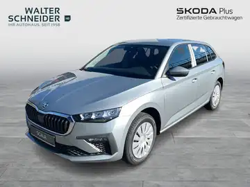 Das Bild zeigt einen silbernen ŠKODA SCALA von vorne. Im Bild ist das Händlerlogo von "Walter Schneider" sichtbar.