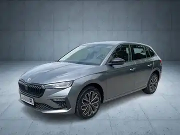 Das Bild zeigt einen grauen ŠKODA SCALA aus der Seitenansicht. Im Bild sind auch die Logos des Händlers und anderer Marken sichtbar.
