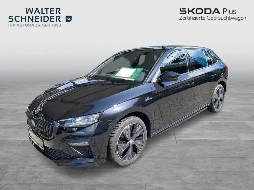 Das Bild zeigt einen schwarzen ŠKODA Scala von der Seite. Das Händlerlogo 'WALTER SCHNEIDER' ist sichtbar, ebenso wie markante Texteinblendungen.