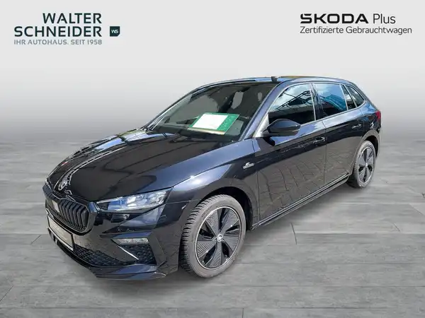Das Bild zeigt einen schwarzen ŠKODA Scala von der Seite. Das Händlerlogo 'WALTER SCHNEIDER' ist sichtbar, ebenso wie markante Texteinblendungen.