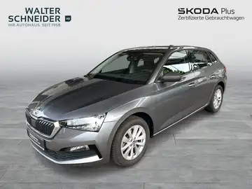 Das Bild zeigt ein graues Fahrzeug, einen ŠKODA, aus der Seitenansicht. Es ist ein Händlerlogo auf dem Foto abgebildet.