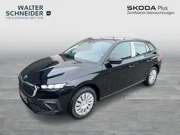 Das Bild zeigt einen schwarzen ŠKODA SCALA aus der Frontansicht. Im Hintergrund sind das Händlerlogo und weitere Texteinblendungen sichtbar.