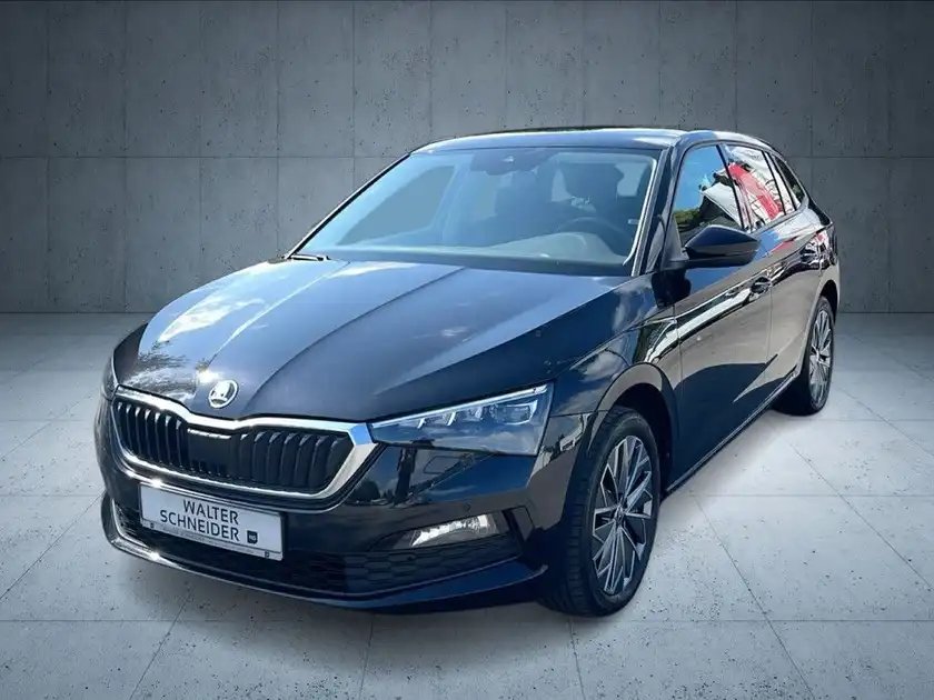 Das Bild zeigt einen schwarzen ŠKODA SCALA von vorne. Es handelt sich um ein Fahrzeugbild, und das Händlerinformationen sind sichtbar.