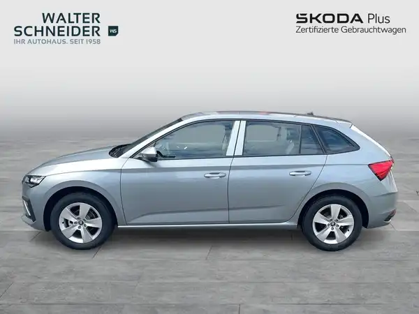 Das Bild zeigt einen ŠKODA SCALA aus der Seitenansicht in Silber, mit eingeblendetem Händlerlogo und markanten Texteinblendungen.