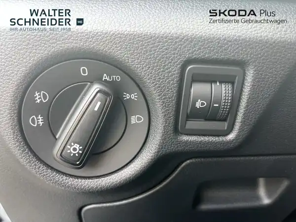 Innenaufnahme eines ŠKODA mit Bedienknöpfen für Scheinwerfer und Nebelscheinwerfer in schwarzer Farbe.