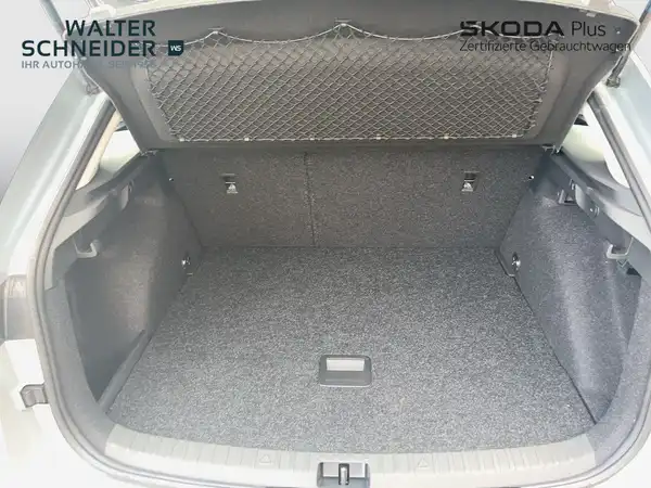 Das Bild zeigt den Kofferraum eines ŠKODA SCALA aus der Rückansicht. Es sind Markierungen und Logos des Händlers sichtbar.