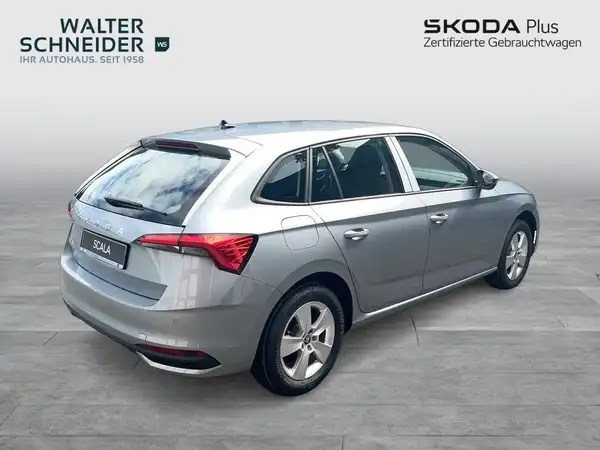 Das Bild zeigt einen ŠKODA SCALA in silberner Farbe, aufgenommen von der Seite. Es enthält das Händlerlogo Walter Schneider und einige markante Texteinblendungen.