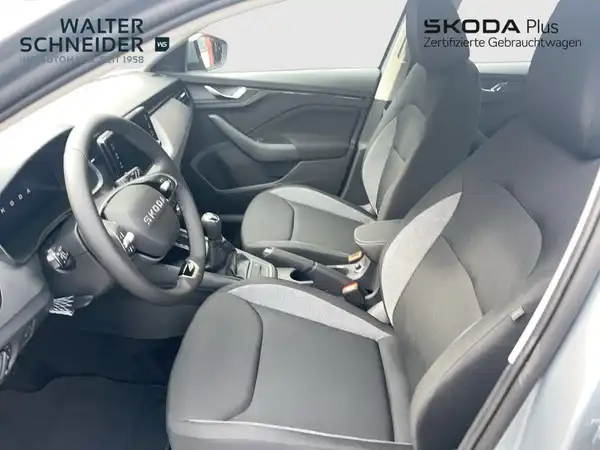 Das Bild zeigt das Innere eines ŠKODA Scala. Die Sitze sind schwarz und das Händlerlogo ist eingeblendet.