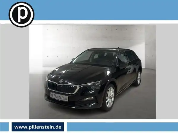 Das Bild zeigt ein schwarzes ŠKODA SCALA von vorne. Es enthält das Händlerlogo und weitere markante Texteinblendungen.
