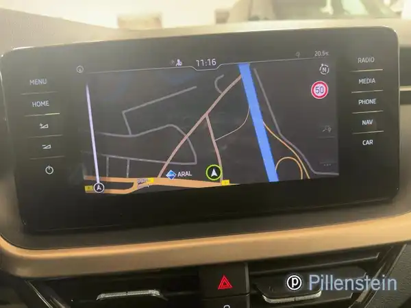 Aufnahme des Innenraums eines Fahrzeugs mit Navigationsgerät und Händlerinformationen.