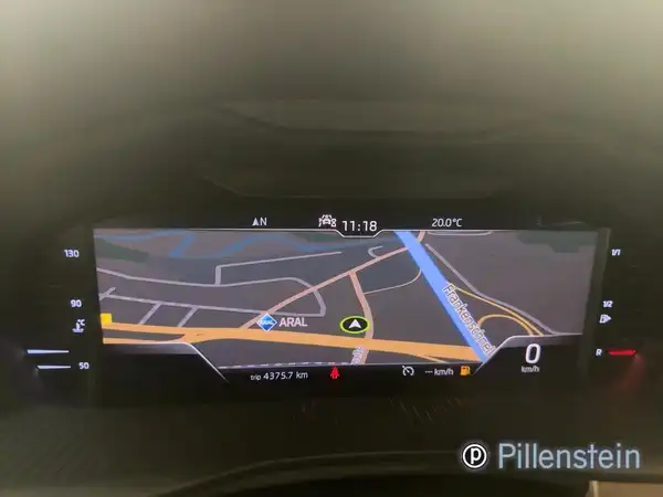Innenaufnahme des Fahrzeugs mit einem Navigationsgerät, angezeigte Karte und Händlerlogo.