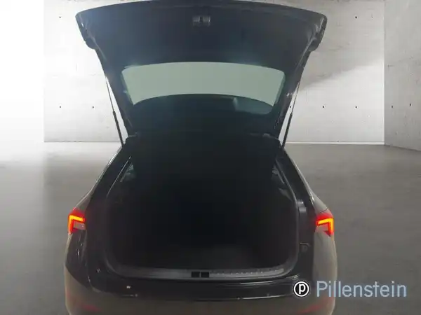 Das Bild zeigt den geöffneten Kofferraum eines ŠKODA SCALA aus der Rückansicht mit einem Händlerlogo.