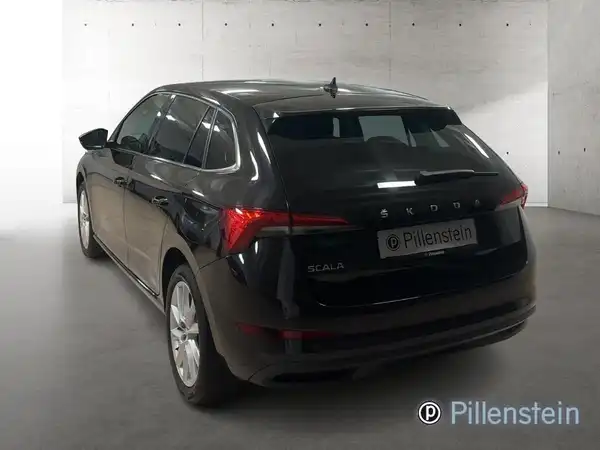 Das Bild zeigt einen schwarzen ŠKODA SCALA von hinten. Das Händlerschild "Pillenstein" ist sichtbar.