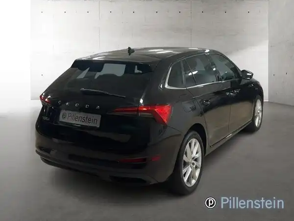 Das Bild zeigt einen schwarzen ŠKODA SCALA aus der Rückansicht.