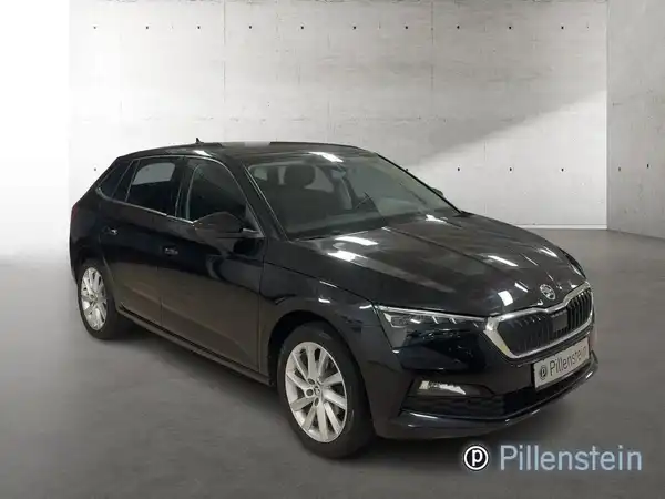 Eine seitliche Aufnahme eines schwarzen ŠKODA SCALA in einem neutralen Hintergrund mit dem Händlerlogo.