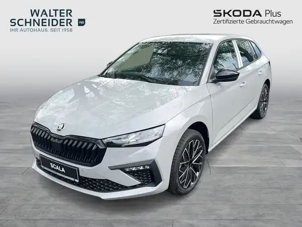 Das Bild zeigt einen weißen ŠKODA SCALA aus der Frontansicht. Im Hintergrund ist das Händlerlogo von Walter Schneider und der Hinweis auf zertifizierte Gebrauchtwagen zu sehen.