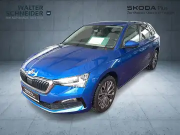 Das Bild zeigt einen blauen ŠKODA SCALA von vorne. Der Händlername ist eingeblendet.