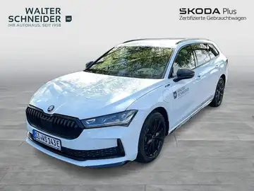 Das Bild zeigt einen weißen ŠKODA SUPERB aus seitlicher Perspektive, versehen mit einem Händlerlogo und markanten Texteinblendungen.