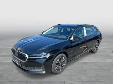 Das Bild zeigt einen schwarzen ŠKODA SUPERB von der Seite in einer modernen Umgebung.