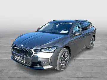 Das Bild zeigt einen ŠKODA SUPERB von der Seite in schwarzer Farbe mit dem Händlerlogo.