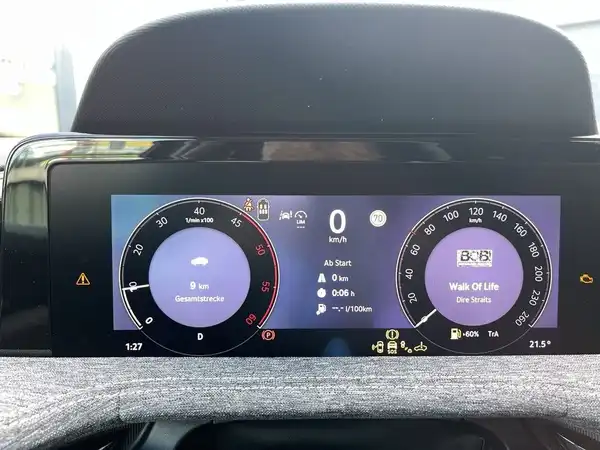 Das Bild zeigt das Armaturenbrett eines ŠKODA SUPERB mit einem digitalem Display, wo Geschwindigkeitsanzeige und Multimedia-Informationen sichtbar sind.