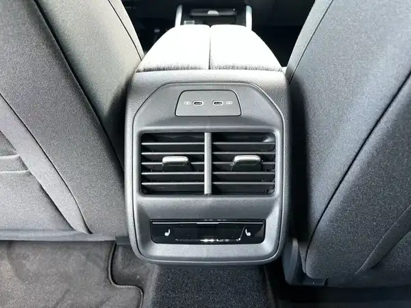 Das Bild zeigt den Innenraum eines ŠKODA SUPERB. Es handelt sich um eine Aufnahme der hinteren Klimaanlage mit zwei Lüftungsschlitzen und Steuerungselementen in schwarzem Interieur.