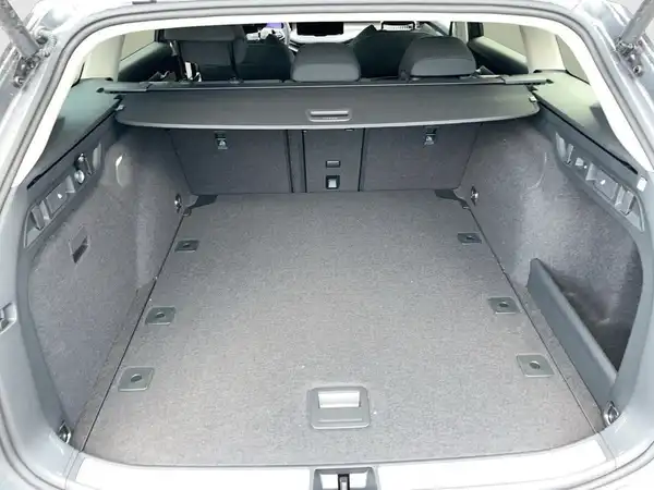 Das Bild zeigt den Kofferraum eines ŠKODA SUPERB aus der Innenansicht, mit einem schwarzen Interior.