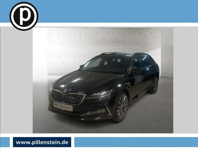 Das Bild zeigt einen ŠKODA SUPERB in schwarzer Farbe, aufgenommen von vorne. Es ist ein Händlerlogo sichtbar und das Bild enthält markante Texteinblendungen.
