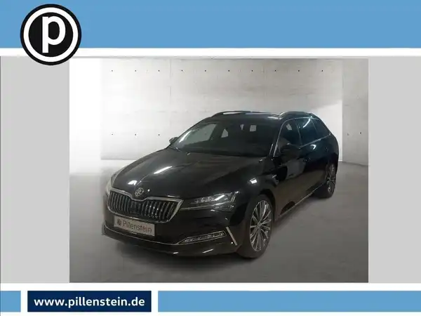 Das Bild zeigt einen ŠKODA SUPERB in schwarzer Farbe, aufgenommen von vorne. Es ist ein Händlerlogo sichtbar und das Bild enthält markante Texteinblendungen.